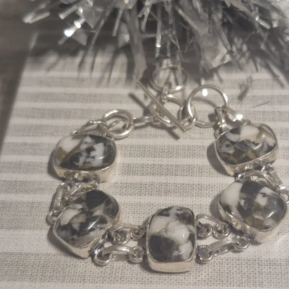 Elegant Silver and Black Buffalo Stone Bracelet 7" - Picture 1 of 3